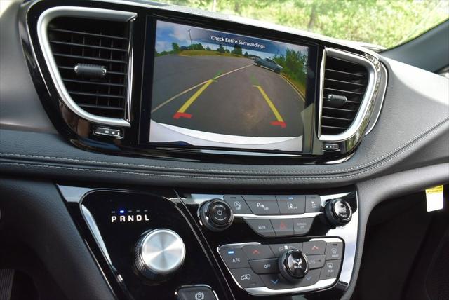 2026 Chrysler Pacifica Select AWD