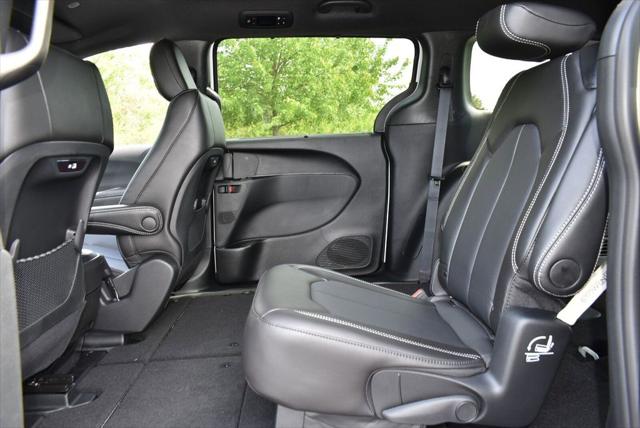 2026 Chrysler Pacifica Select AWD