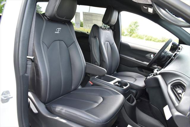 2026 Chrysler Pacifica Select AWD