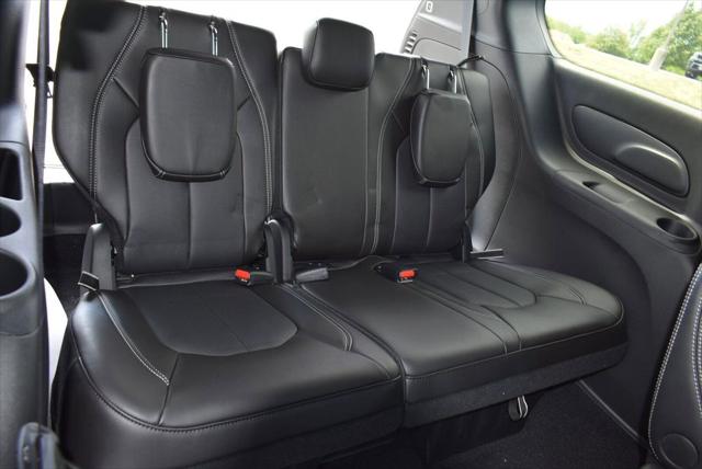 2026 Chrysler Pacifica Select AWD
