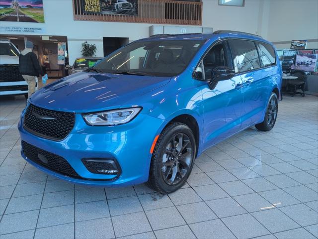 2026 Chrysler Pacifica Select AWD for sale in Slinger, WI