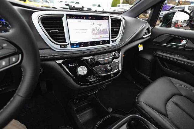 2026 Chrysler Pacifica Select AWD