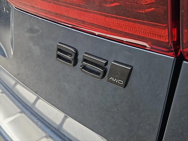 2026 Volvo XC60 B5 Ultra Black Edition