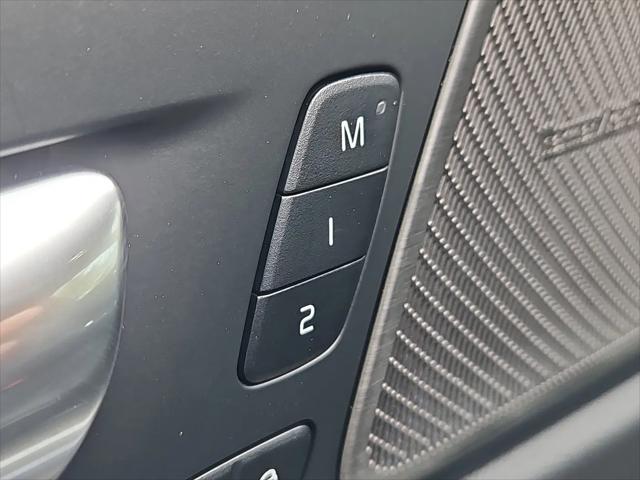 2026 Volvo XC60 B5 Ultra Black Edition