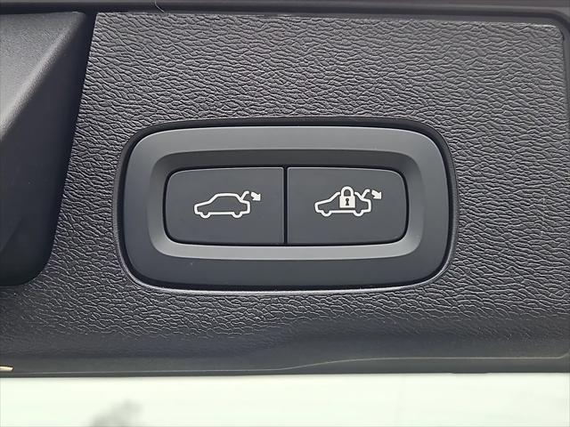 2026 Volvo XC60 B5 Ultra Black Edition