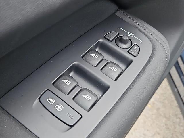 2026 Volvo XC60 B5 Ultra Black Edition