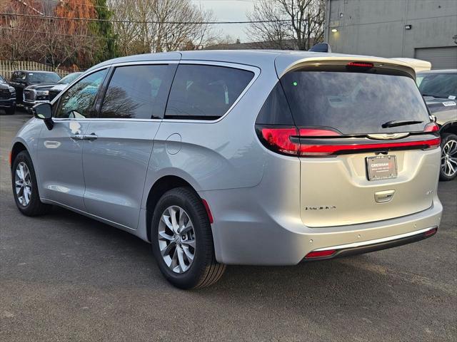 2026 Chrysler Pacifica Select AWD