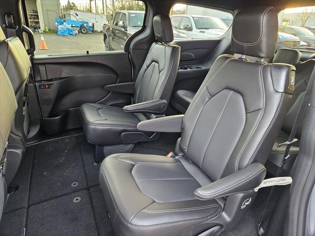 2026 Chrysler Pacifica Select AWD