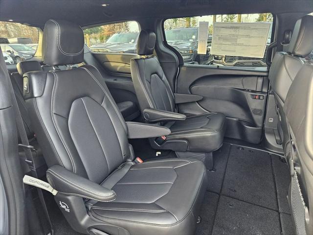 2026 Chrysler Pacifica Select AWD