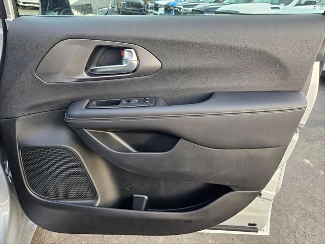 2026 Chrysler Pacifica Select AWD