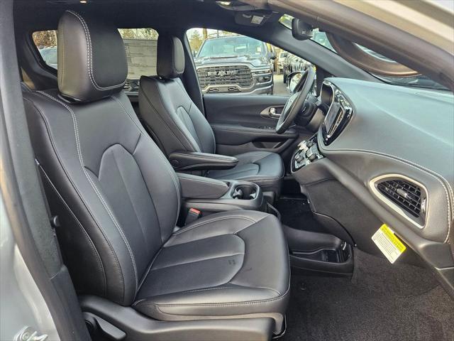 2026 Chrysler Pacifica Select AWD