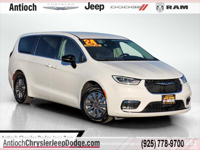 2024 Chrysler Pacifica Hybrid Select