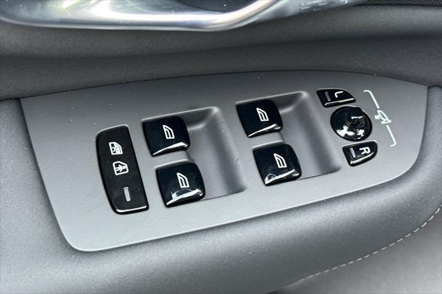 2026 Volvo XC90 Ultra Dark Theme, B6 AWD Gas (mild hybrid), Gasoline, 7 Seats