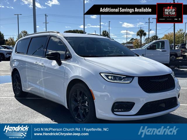 2026 Chrysler Pacifica Select's photo