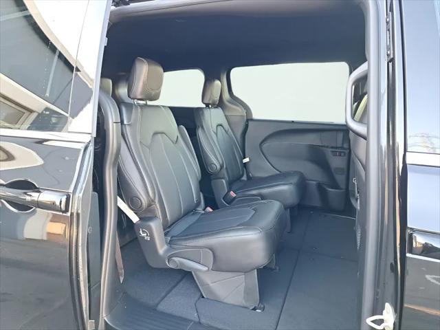 2026 Chrysler Pacifica Select AWD