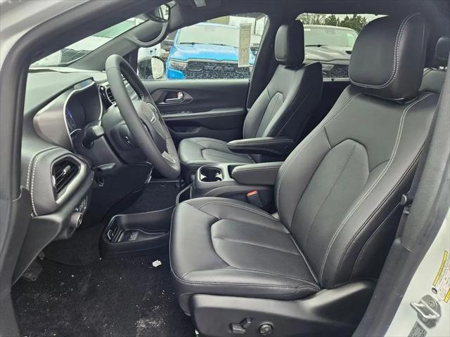 2026 Chrysler Pacifica Select AWD