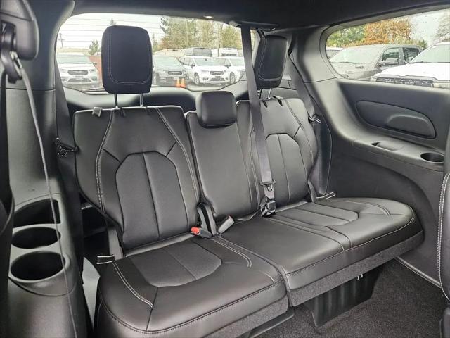 2026 Chrysler Pacifica Select AWD
