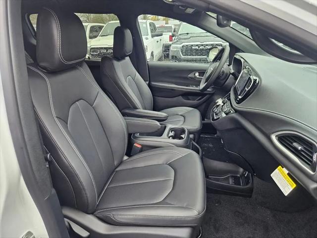 2026 Chrysler Pacifica Select AWD