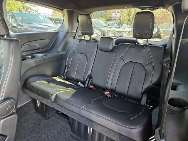 2026 Chrysler Pacifica Select AWD