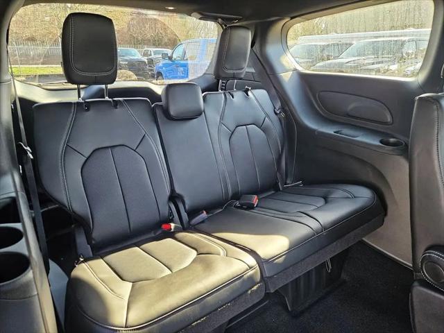 2026 Chrysler Pacifica Select AWD