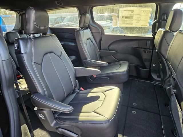 2026 Chrysler Pacifica Select AWD