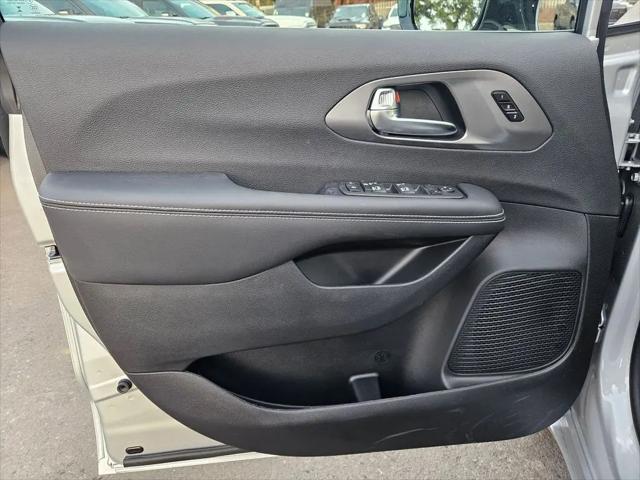 2026 Chrysler Pacifica Select AWD