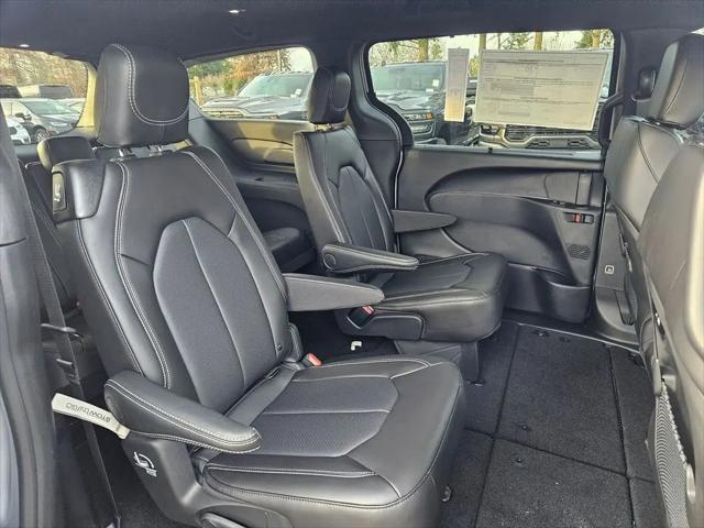 2026 Chrysler Pacifica Select AWD