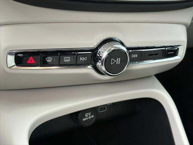 2026 Volvo XC40 Ultra, B5 AWD Gas (mild hybrid), Dark