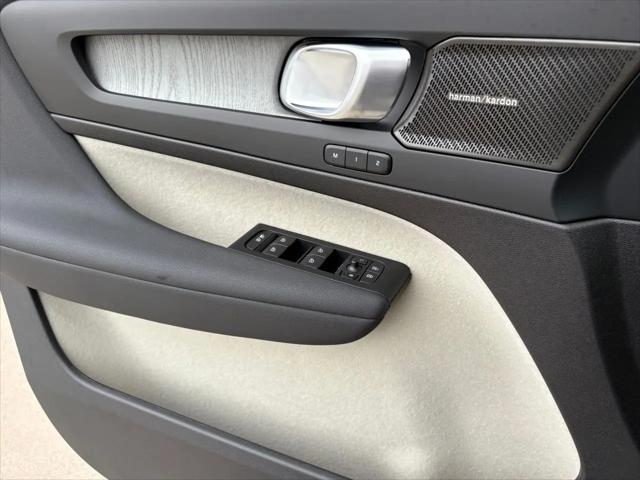 2026 Volvo XC40 Ultra, B5 AWD Gas (mild hybrid), Dark
