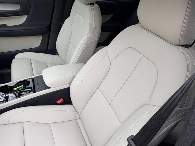 2026 Volvo XC40 Ultra, B5 AWD Gas (mild hybrid), Dark