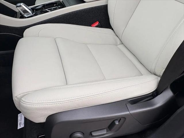 2026 Volvo XC40 Ultra, B5 AWD Gas (mild hybrid), Dark
