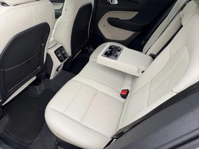 2026 Volvo XC40 Ultra, B5 AWD Gas (mild hybrid), Dark