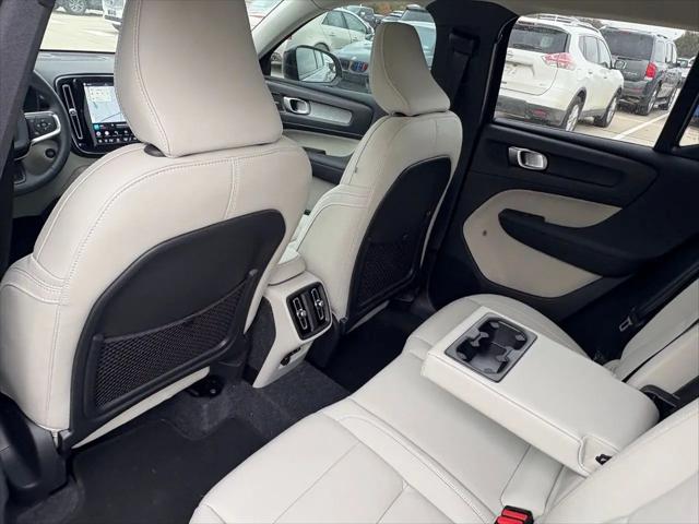 2026 Volvo XC40 Ultra, B5 AWD Gas (mild hybrid), Dark