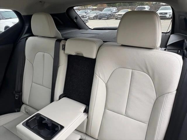 2026 Volvo XC40 Ultra, B5 AWD Gas (mild hybrid), Dark