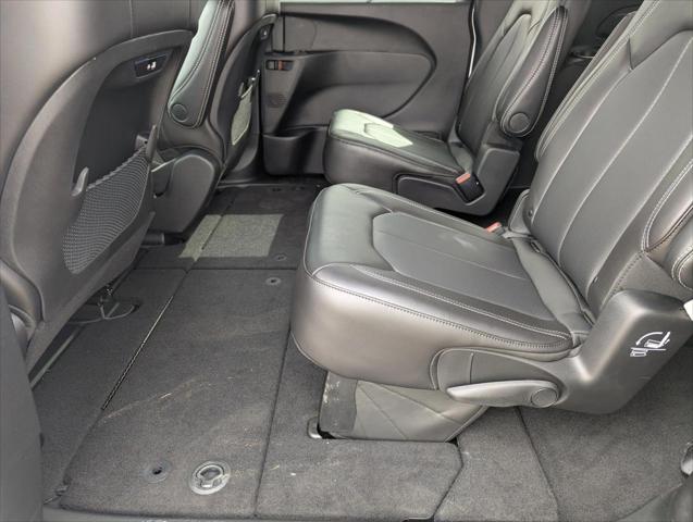2026 Chrysler Pacifica Select AWD