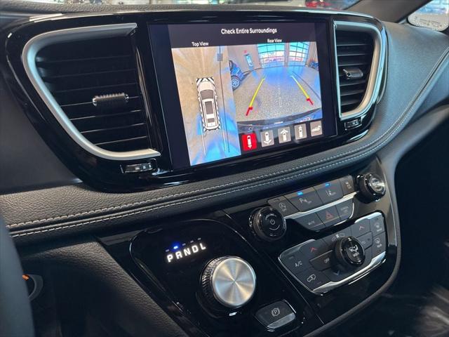 2026 Chrysler Pacifica Select AWD