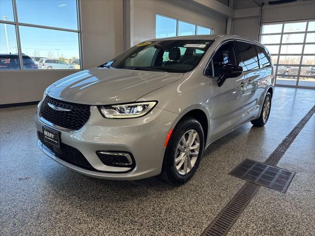 2026 Chrysler Pacifica Select AWD