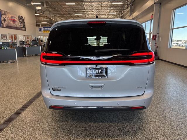 2026 Chrysler Pacifica Select AWD