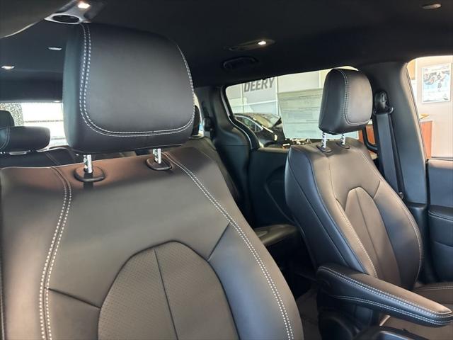 2026 Chrysler Pacifica Select AWD
