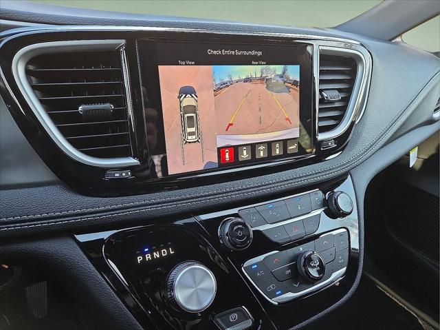 2026 Chrysler Pacifica Select AWD
