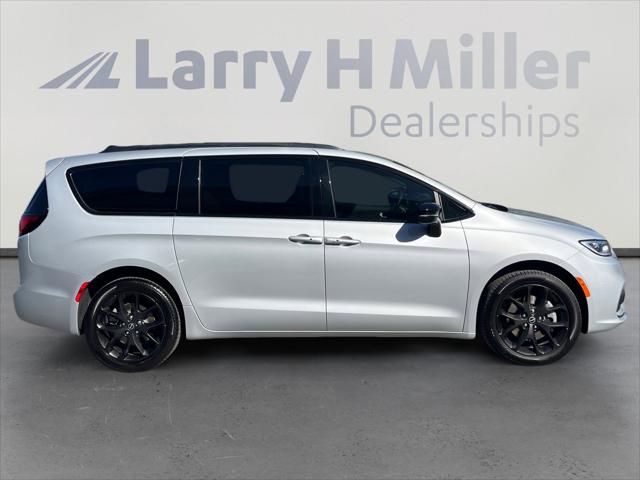2026 Chrysler Pacifica Select AWD