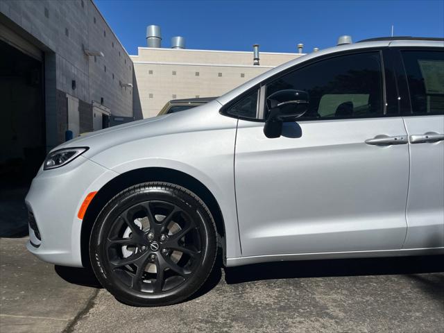 2026 Chrysler Pacifica Select AWD