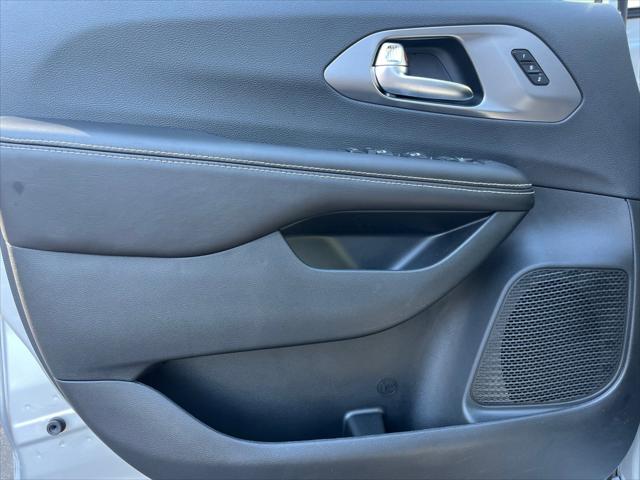 2026 Chrysler Pacifica Select AWD
