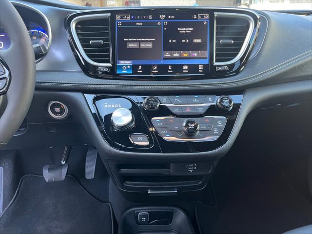 2026 Chrysler Pacifica Select AWD