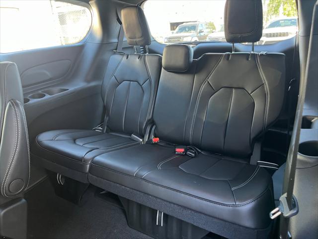 2026 Chrysler Pacifica Select AWD