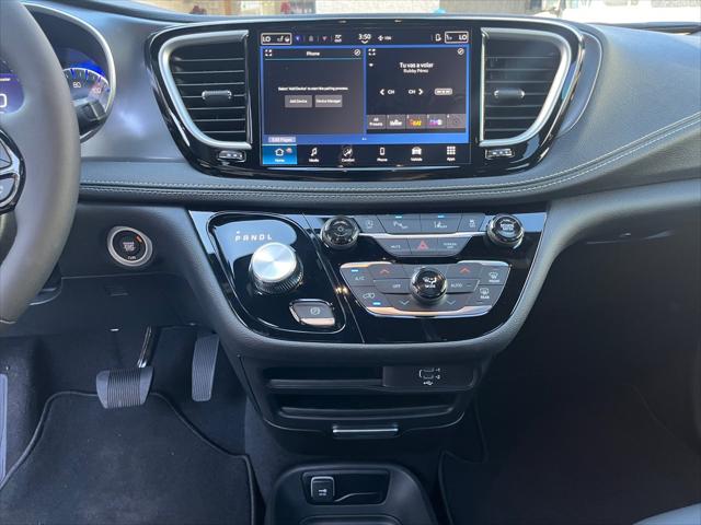2026 Chrysler Pacifica Select AWD