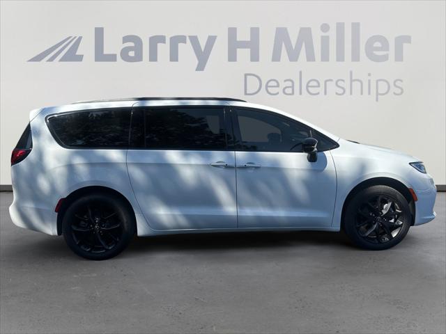 2026 Chrysler Pacifica Select AWD