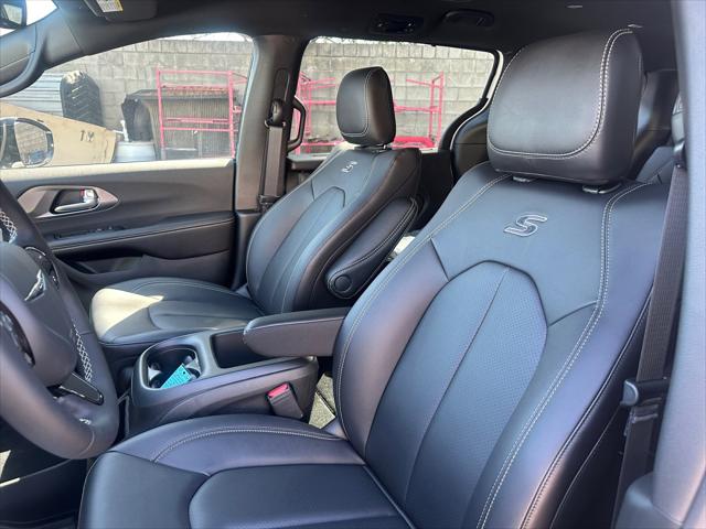 2026 Chrysler Pacifica Select AWD