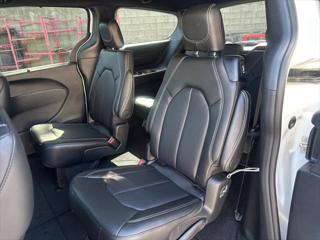 2026 Chrysler Pacifica Select AWD