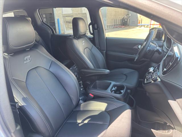 2026 Chrysler Pacifica Select AWD